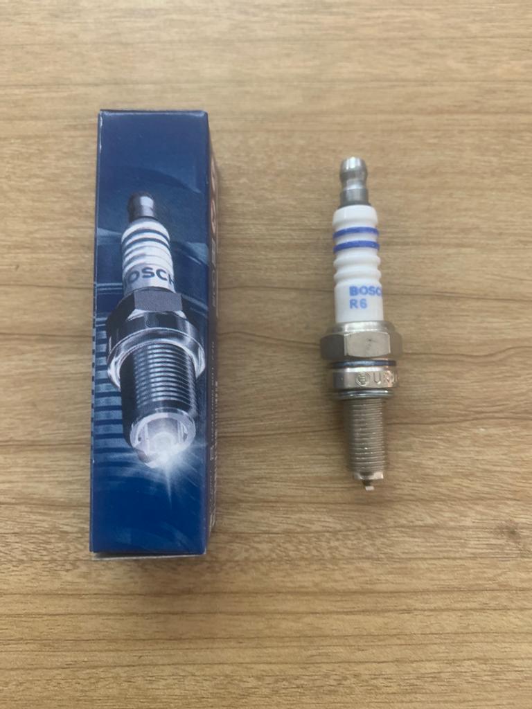 Spark Plug Motorcycle (0242060502) (0242060501) [Bosch] (Made in India) (Equivalent CR8E) //